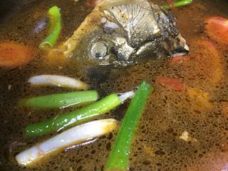 12、#菌类料理#白玉菇什锦鱼头汤,放入大葱节