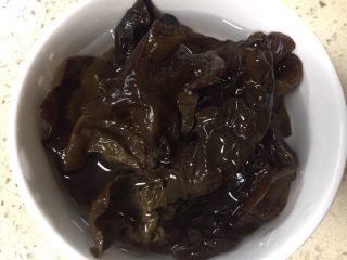 13、#菌类料理#白玉菇什锦鱼头汤,木耳此时已泡发，需洗净