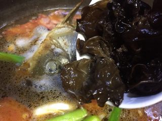 14、#菌类料理#白玉菇什锦鱼头汤,放入黑木耳
