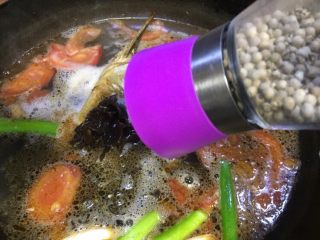 16、#菌类料理#白玉菇什锦鱼头汤,现磨白胡椒
