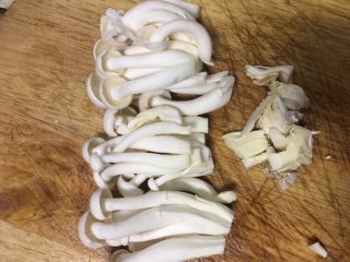 17、#菌类料理#白玉菇什锦鱼头汤,白玉菇取缔洗净