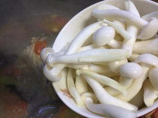 18、#菌类料理#白玉菇什锦鱼头汤,倒入锅里一起加盖炖