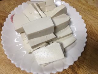 20、#菌类料理#白玉菇什锦鱼头汤,豆腐切合适大小的块状待用