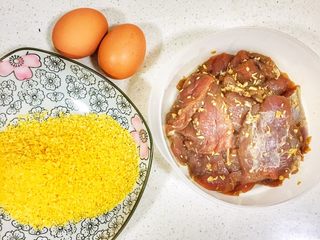 1、宝宝辅食12M➕:香煎吐司夹肉片,准备好所有材料。将里脊肉斜着纤维纹路切成薄片(越薄越容易煎熟),放入姜末、生抽、盐、和花椒面和一点点胡椒粉调味腌制一晚上(小月龄宝宝可以只➕姜末 宝宝酱油 和一点点盐来调味,加入盐也是为了让肉储存的时间更长)