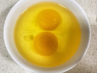 2、宝宝辅食12M➕:香煎吐司夹肉片,取一个容器里,打入两个鸡蛋