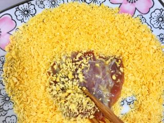 4、宝宝辅食12M➕:香煎吐司夹肉片,然后再裹一层面包糠