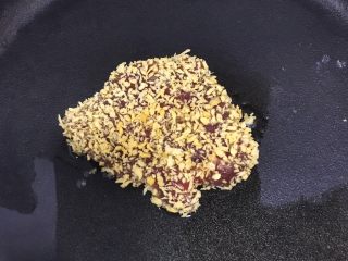 5、宝宝辅食12M➕:香煎吐司夹肉片,平底锅或煎锅刷一层油转小火,放入裹上面包糠的里脊肉片