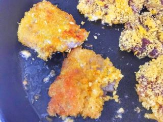 7、宝宝辅食12M➕:香煎吐司夹肉片,将裹上面包糠的肉片煎熟煎至两面金黄即可盛出