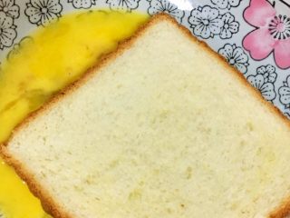 8、宝宝辅食12M➕:香煎吐司夹肉片,煎肉片的时候我们可以同时处理吐司,把吐司片放入刚才剩下的蛋液里,两面都蘸满蛋液