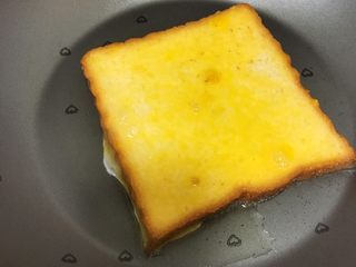 9、宝宝辅食12M➕:香煎吐司夹肉片,平底锅刷油最小火,放上吐司