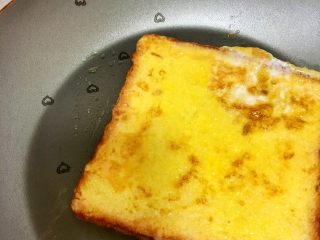 10、宝宝辅食12M➕:香煎吐司夹肉片,小火煎到两面金黄