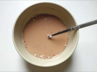 4、桂花红豆粥,充分调匀至没有藕粉颗粒，就像做菜调水淀粉那样