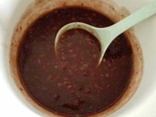 5、桂花红豆粥,红豆粥加热至沸腾，即为100摄氏度了。把搅匀的藕粉倒入锅中，迅速搅匀。可以看到红豆粥已很粘稠了。如果你是直接煮粥，煮至红豆软烂时，用60-80度的水调好藕粉，直接倒入锅中搅匀。