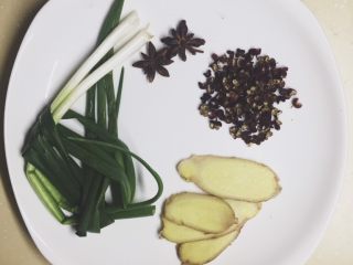 1、口水鸡,选2根小葱打结，姜切半再切片