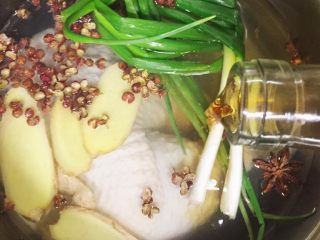 2、口水鸡,鸡大腿放冷水锅中，水没过鸡腿即可。放入调料，倒少许料酒。大火煮开5分钟，转小火焖15到20分钟。用筷子戳鸡腿最厚部分，戳透表示熟了。