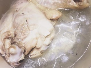 3、口水鸡,煮好的鸡腿，立马取出放到盛有冰块的冰水中浸泡，尤其是鸡皮部分。（冰块提前冻好，也可煮鸡腿的时候把水放到冰箱冷冻）