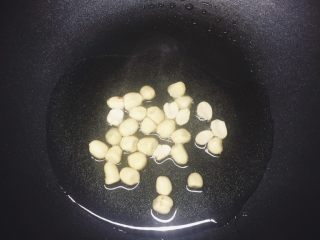 4、口水鸡,把花生米炸至微黄。我买的花生米没有红衣，直接炸。如果有红衣的话，可以提前把花生米用温水泡一会，然后晾干后去皮比较容易。或者，直接放锅里油炸，放凉后去皮。