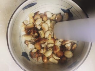 5、口水鸡,炸好的花生米，用擀面杖捣碎，也不用太碎。