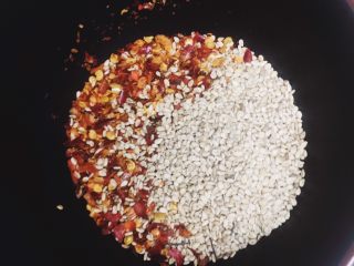 6、口水鸡,取一干净耐热小碗，2大勺辣椒粉，2大勺芝麻。（辣椒油里面有芝麻会很香，所以我放了很多）