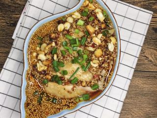 11、口水鸡,再放入适量的辣椒油，撒上花生碎，小葱段。