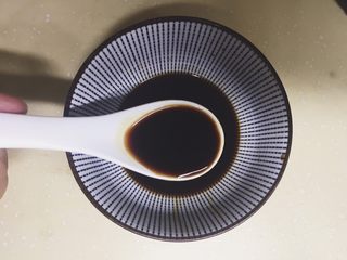 9、口水鸡,1勺糖 1勺料酒 1勺蚝油 2勺香醋 2勺生抽 再滴几滴麻油 搅拌均匀。口重的可以再放些盐，我没有放盐觉得味道刚好，因为蚝油生抽都含不少盐。