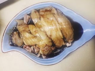 10、口水鸡,把大鸡腿，背面划几刀去掉两节腿骨，再切成块，整齐的码到盘子中，先倒入调好的调料。