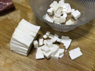 2、西湖牛肉羹,把嫩豆腐切小粒