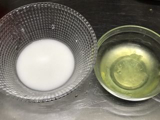 11、西湖牛肉羹,淀粉加水兑成水淀粉，鸡蛋只要蛋清