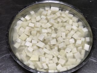 9、西湖牛肉羹,就着开水把豆腐丁也烫一下沥干水分