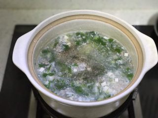 16、西湖牛肉羹,撒入葱花和香菜末，加入盐、胡椒粉
