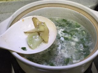 17、西湖牛肉羹,用最后用筷子捡出生姜片和葱段，如果不介意生姜的可以用生姜沫放汤里