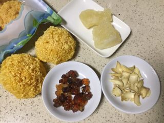 1、美容养颜~蜜瓜桃胶百合银甜汤,准备所需食材