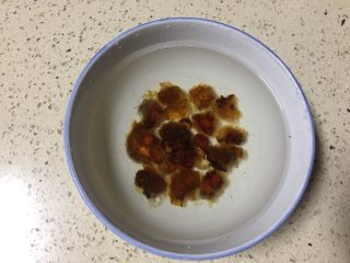 3、美容养颜~蜜瓜桃胶百合银甜汤,桃胶需再清水里浸泡10小时左右