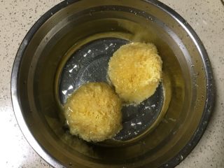 4、美容养颜~蜜瓜桃胶百合银甜汤,银耳也用清水数小时泡开