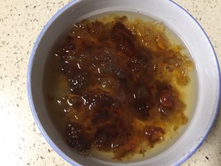 5、美容养颜~蜜瓜桃胶百合银甜汤,待桃胶泡开