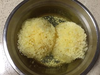 6、美容养颜~蜜瓜桃胶百合银甜汤,银耳也泡开了