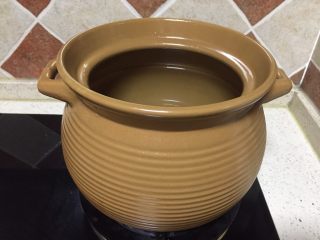 7、美容养颜~蜜瓜桃胶百合银甜汤,砂锅加入大半锅纯净水烧开