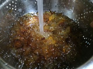 8、美容养颜~蜜瓜桃胶百合银甜汤,桃胶用漏盆装上冲洗干净