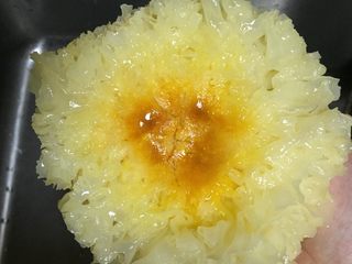 11、美容养颜~蜜瓜桃胶百合银甜汤,大朵银耳翻面