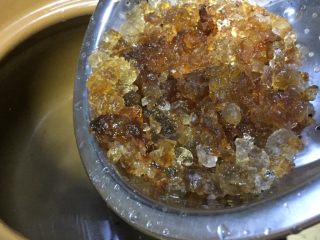 9、美容养颜~蜜瓜桃胶百合银甜汤,把洗好的桃胶倒入砂锅里，部分桃胶沉底，注意要搅拌