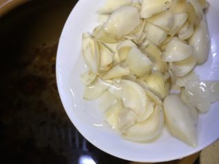 10、美容养颜~蜜瓜桃胶百合银甜汤,再倒入百合