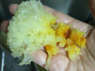 12、美容养颜~蜜瓜桃胶百合银甜汤,掰成小朵去蒂