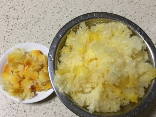 13、美容养颜~蜜瓜桃胶百合银甜汤,全部掰成小朵去蒂