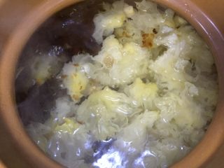 14、美容养颜~蜜瓜桃胶百合银甜汤,蒂不要了，银耳放入砂锅里