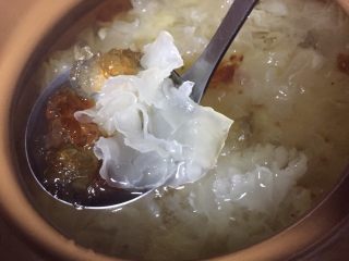 15、美容养颜~蜜瓜桃胶百合银甜汤,要搅拌，注意不要食材巴锅，汤汁开了后关小火加盖煨，中途必须多次搅拌
