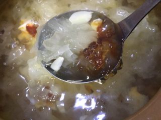 16、美容养颜~蜜瓜桃胶百合银甜汤,一小时后，银耳和桃胶看起都已经熬得软软糯糯晶莹剔透了，基本达到自己的口感