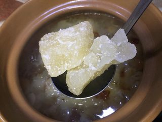 17、美容养颜~蜜瓜桃胶百合银甜汤,放入冰糖，需要搅拌不要糊锅，继续熬15分钟