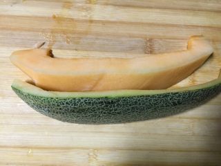 18、美容养颜~蜜瓜桃胶百合银甜汤,准备5分之一的哈密瓜去皮留果肉