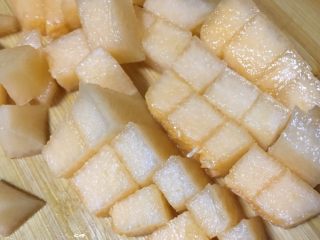 19、美容养颜~蜜瓜桃胶百合银甜汤,哈密瓜切小丁