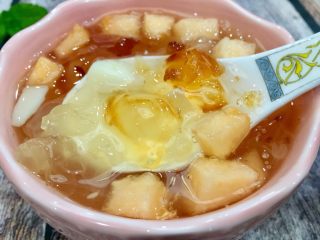 21、美容养颜~蜜瓜桃胶百合银甜汤,来上一碗喝上一口，甜蜜蜜！